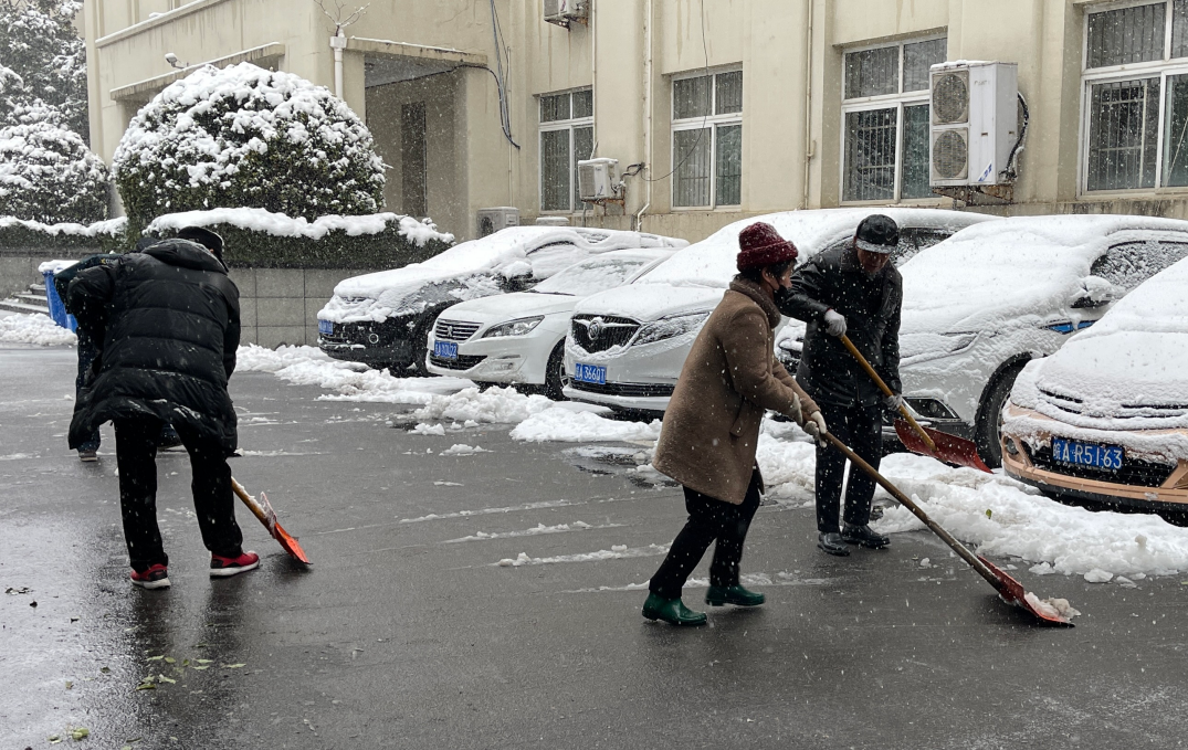 集团积极开展扫雪除冰工作