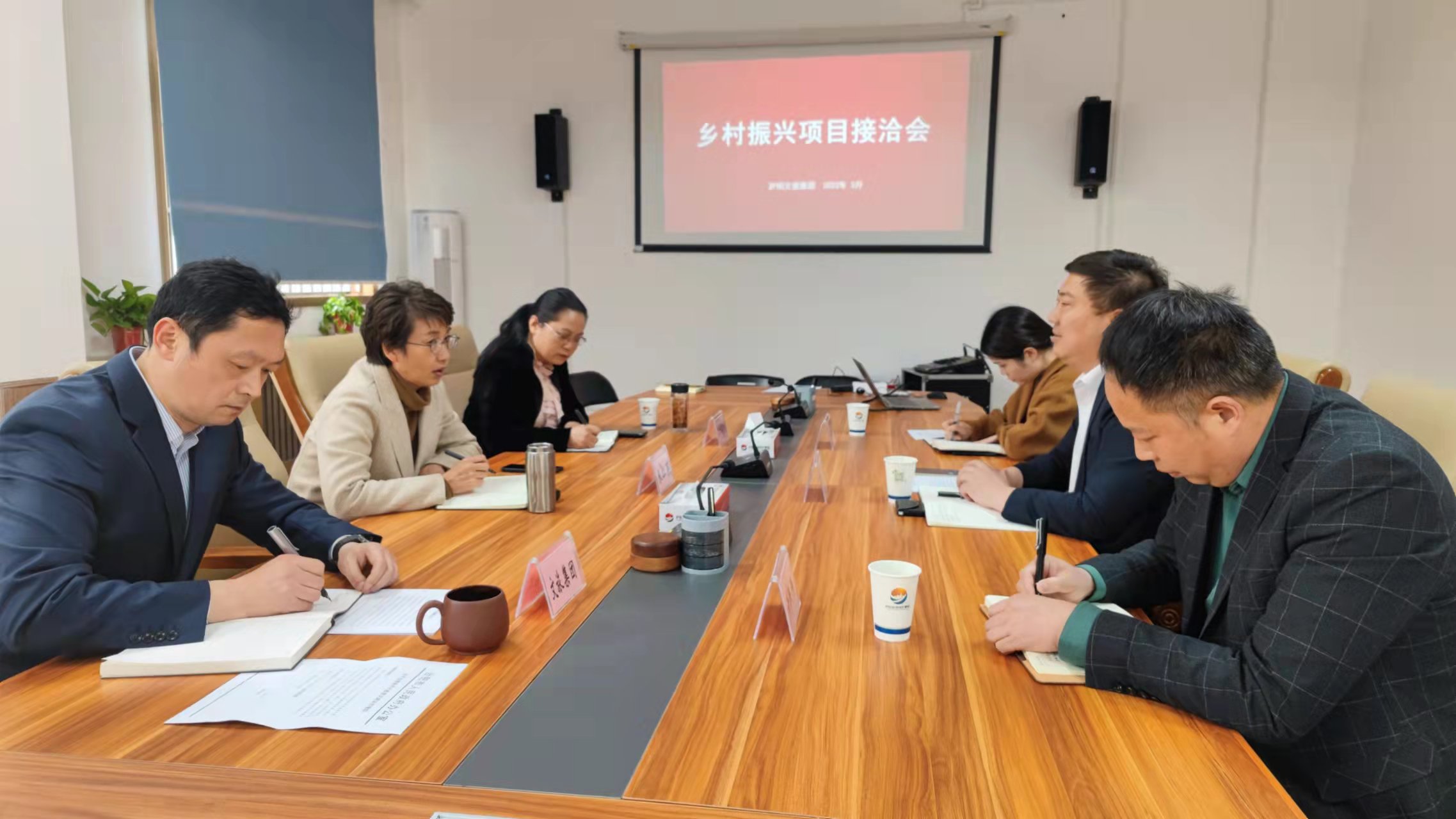 区委副书记束红英在我集团会见安徽菜大师负责人谭祖辉一行